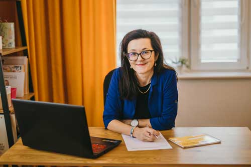 Zdjęcie neurologopedy w gabinecie - Ewa Krawczyk